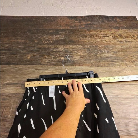 LOFT Black and White Shorts - Picture 5 of 8